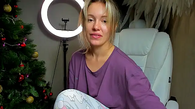 foxy blond online show from December 3, 2025, 12:23 am