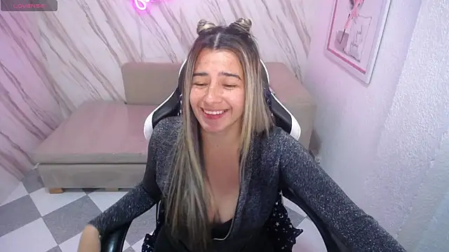 Snapshot of Valerie_b chatting on February 18, 2025, 3:10 am Valerie b online show from February 18, 2025, 3:10 am