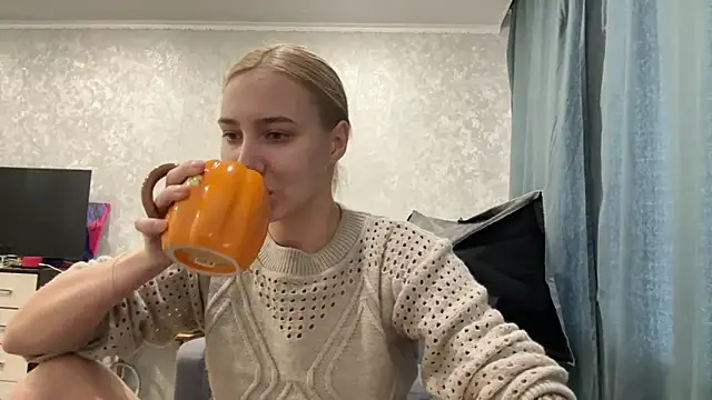 Snapshot of AnneBall chatting on January 7, 2025, 10:44 am AnneBall online show from January 7, 2025, 10:44 am