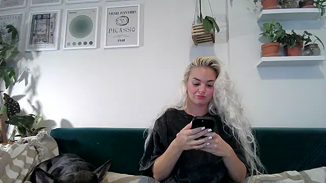 Snapshot of badblondebunny chatting on February 22, 2025, 12:05 am badblondebunny online show from February 22, 2025, 12:05 am