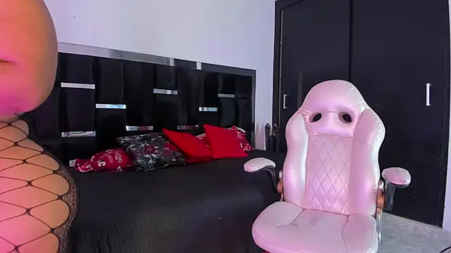 Tasha Sant online show from November 10, 2025, 8:25 pm