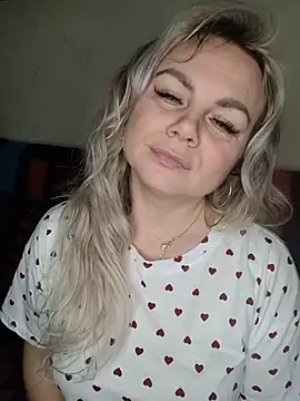 candy queeen online show from November 22, 2025, 6:12 am