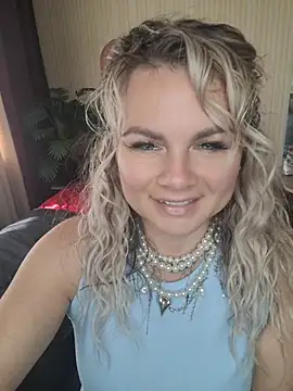 candy queeen online show from June 4, 2026, 4:39 am