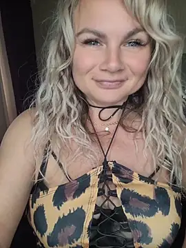 candy queeen online show from June 3, 2026, 3:51 am
