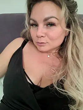 candy queeen online show from October 12, 2025, 4:47 am