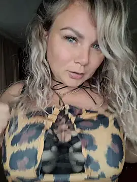 candy queeen online show from June 6, 2026, 3:56 am