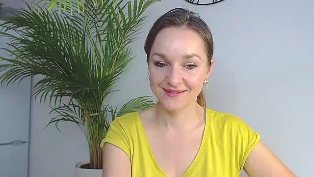 Snapshot of AliciaDesire chatting on December 2, 2024, 8:04 am AliciaDesire online show from December 2, 2024, 8:04 am