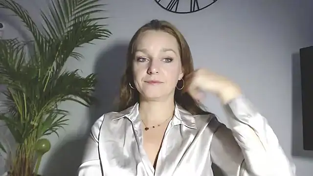 Snapshot of AliciaDesire chatting on December 18, 2025, 7:13 am AliciaDesire online show from December 18, 2025, 7:13 am