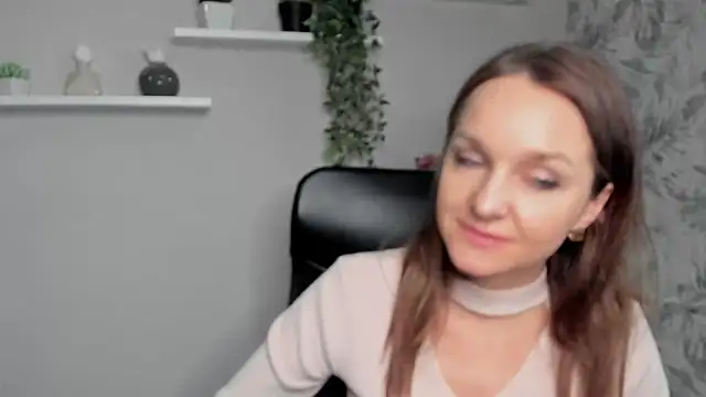 Snapshot of AliciaDesire chatting on February 20, 2025, 5:52 pm AliciaDesire online show from February 20, 2025, 5:52 pm