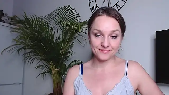 Snapshot of AliciaDesire chatting on February 12, 2025, 6:30 pm AliciaDesire online show from February 12, 2025, 6:30 pm