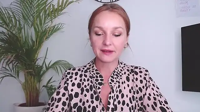 Snapshot of AliciaDesire chatting on September 16, 2025, 1:01 pm AliciaDesire online show from September 16, 2025, 1:01 pm