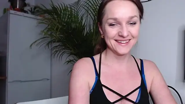Snapshot of AliciaDesire chatting on February 13, 2025, 5:54 pm AliciaDesire online show from February 13, 2025, 5:54 pm