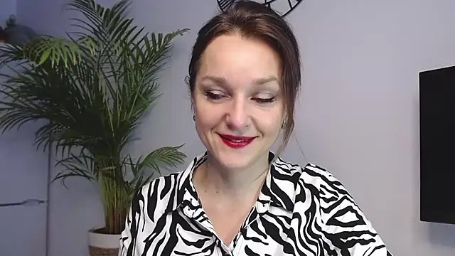 Snapshot of AliciaDesire chatting on January 8, 2025, 8:06 am AliciaDesire online show from January 8, 2025, 8:06 am