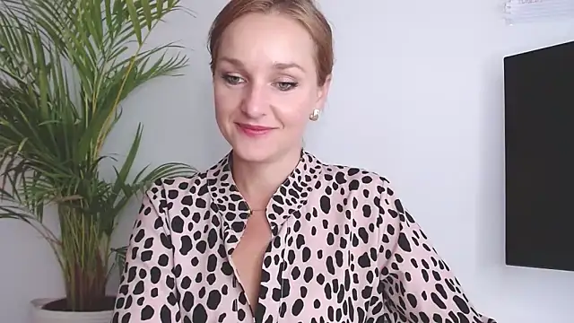 Snapshot of AliciaDesire chatting on September 26, 2025, 6:42 am AliciaDesire online show from September 26, 2025, 6:42 am
