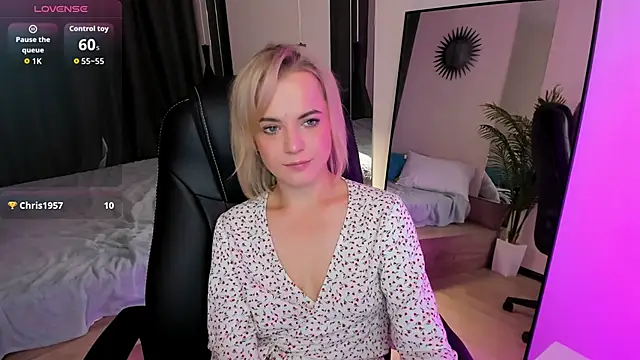 Snapshot of JessicaBeverly chatting on September 15, 2025, 5:52 am JessicaBeverly online show from September 15, 2025, 5:52 am