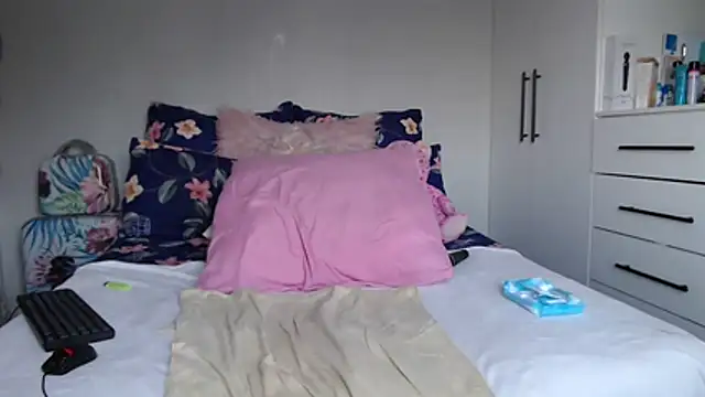 Amberbela online show from January 17, 2026, 4:10 pm