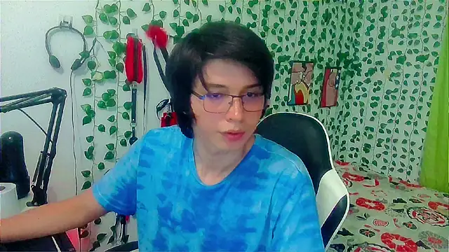 Snapshot of Andy_gray chatting on April 19, 2026, 6:10 pm Andy gray online show from April 19, 2026, 6:10 pm