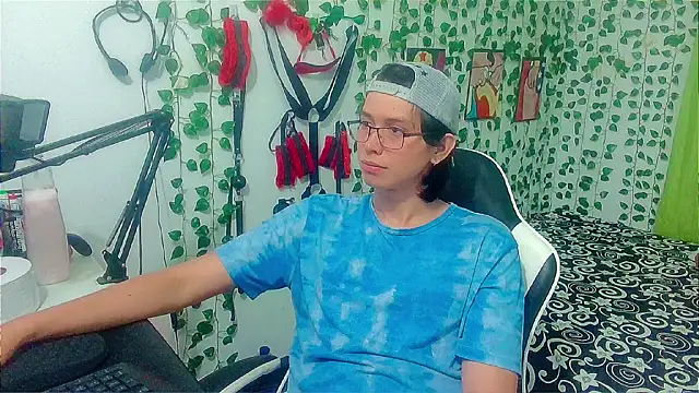 Snapshot of Andy_gray chatting on May 17, 2026, 1:11 pm Andy gray online show from May 17, 2026, 1:11 pm