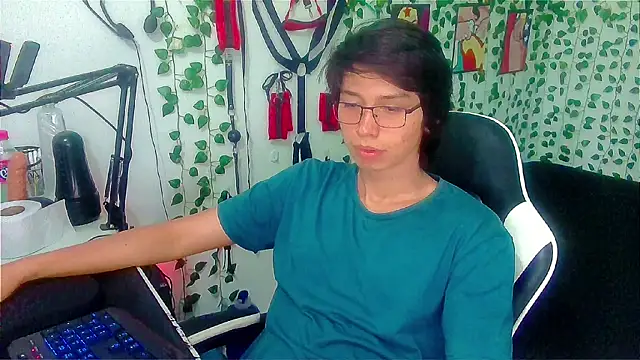 Snapshot of Andy_gray chatting on April 17, 2026, 5:05 pm Andy gray online show from April 17, 2026, 5:05 pm