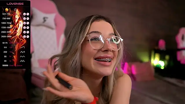 Snapshot of KylieJoyce chatting on February 23, 2025, 8:33 pm KylieJoyce online show from February 23, 2025, 8:33 pm