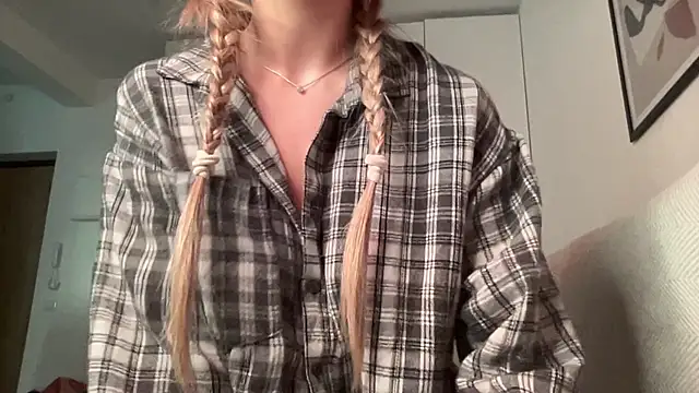Snapshot of april_blush chatting on September 9, 2025, 3:32 pm april blush online show from September 9, 2025, 3:32 pm