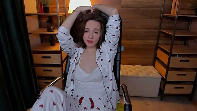 Snapshot of Trendock chatting on December 16, 2024, 12:27 pm Trendock online show from December 16, 2024, 12:27 pm