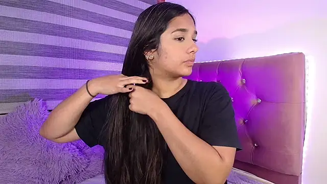 Snapshot of Maeena chatting on January 17, 2025, 9:17 pm Maeena online show from January 17, 2025, 9:17 pm