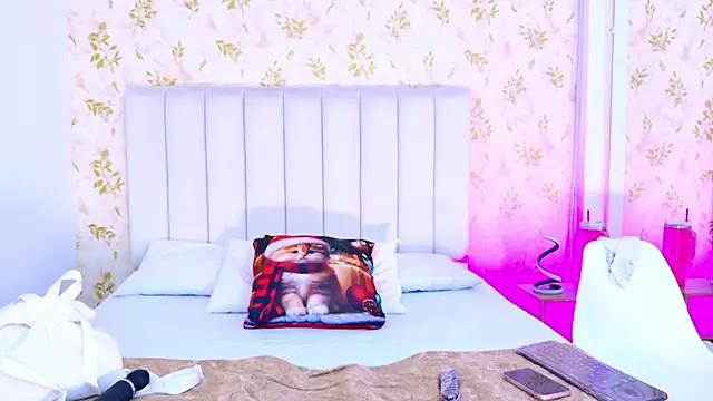 Mia-Monroe online show from November 21, 2025, 7:46 pm