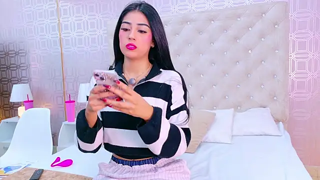 Snapshot of Mia-Monroe chatting on February 6, 2026, 7:54 pm Mia-Monroe online show from February 6, 2026, 7:54 pm