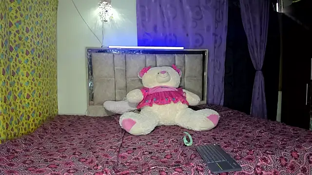 Snapshot of alanaanddaphne chatting on June 4, 2026, 1:27 pm alanaanddaphne online show from June 4, 2026, 1:27 pm