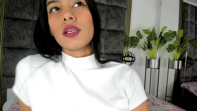 Snapshot of LaurenRodriiguez chatting on March 6, 2025, 12:41 pm LaurenRodriiguez online show from March 6, 2025, 12:41 pm