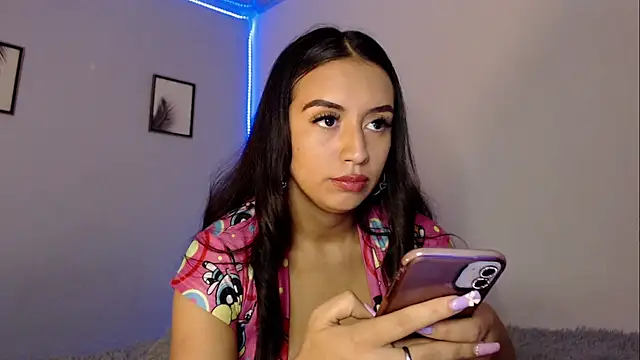 Snapshot of SophiaJoliebm chatting on February 26, 2025, 5:24 am SophiaJoliebm online show from February 26, 2025, 5:24 am