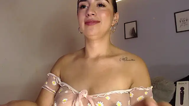 Snapshot of SophiaJoliebm chatting on December 6, 2024, 7:37 am SophiaJoliebm online show from December 6, 2024, 7:37 am