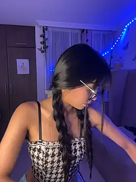 lina pink online show from October 9, 2025, 3:18 am