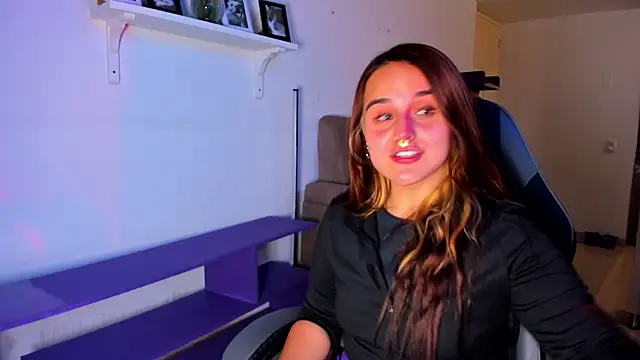 Snapshot of evy_orange1 chatting on April 9, 2026, 2:46 am evy orange1 online show from April 9, 2026, 2:46 am