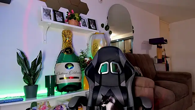 Snapshot of evy_orange1 chatting on March 18, 2026, 12:58 am evy orange1 online show from March 18, 2026, 12:58 am