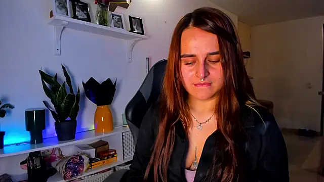 Snapshot of evy_orange1 chatting on April 8, 2026, 12:12 am evy orange1 online show from April 8, 2026, 12:12 am