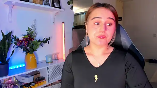 Snapshot of evy_orange1 chatting on March 7, 2026, 1:34 am evy orange1 online show from March 7, 2026, 1:34 am