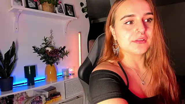 Snapshot of evy_orange1 chatting on March 13, 2026, 12:04 am evy orange1 online show from March 13, 2026, 12:04 am