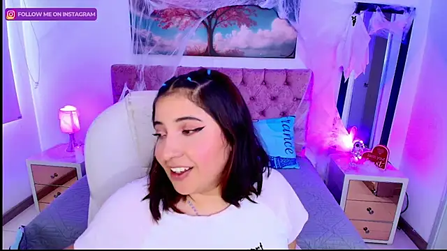 Emma monserrat online show from October 15, 2025, 7:33 pm