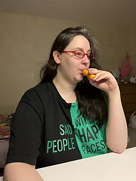 Snapshot of hungry1bunny chatting on May 8, 2026, 4:44 pm hungry1bunny online show from May 8, 2026, 4:44 pm