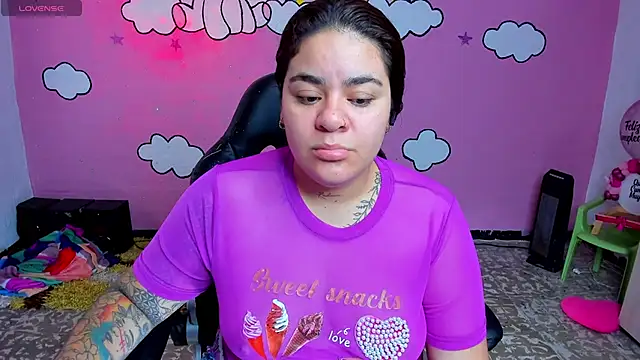 Snapshot of Sharon_hils chatting on April 17, 2026, 2:42 pm Sharon hils online show from April 17, 2026, 2:42 pm
