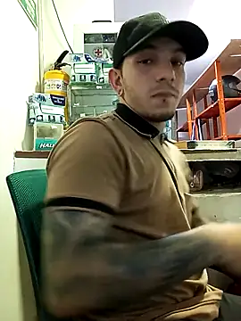 Snapshot of HornetBigDickonYou chatting on January 6, 2026, 12:14 am HornetBigDickonYou online show from January 6, 2026, 12:14 am