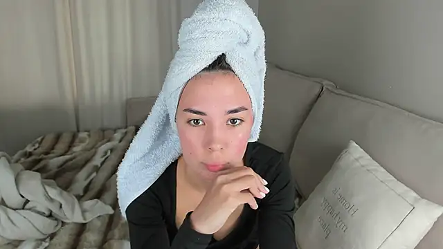 Snapshot of nilliluv chatting on April 15, 2026, 5:35 am nilliluv online show from April 15, 2026, 5:35 am