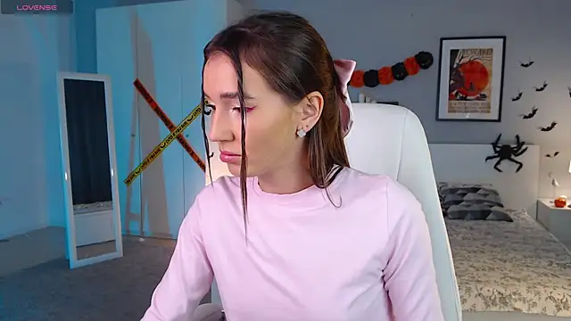 Bellla Haddid online show from October 30, 2025, 1:37 am