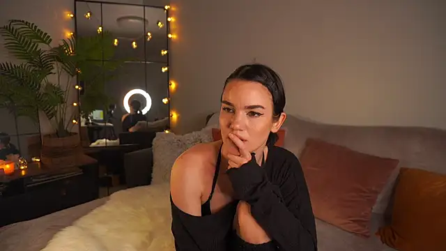 Snapshot of Heidi11 chatting on October 19, 2025, 7:49 pm Heidi11 online show from October 19, 2025, 7:49 pm