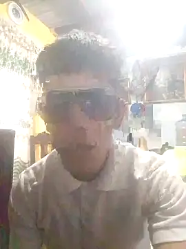 Snapshot of DecisivePimiento chatting on September 19, 2025, 5:28 pm DecisivePimiento online show from September 19, 2025, 5:28 pm