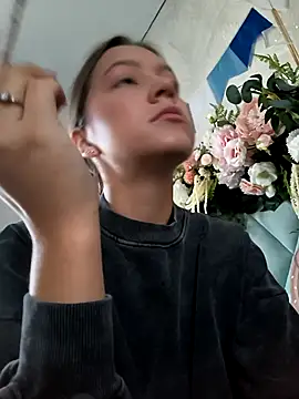 AliceBrayan online show from September 27, 2025, 5:02 am