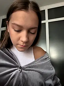 AliceBrayan online show from October 5, 2025, 5:09 am