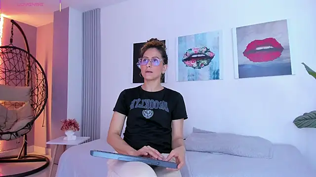 Angela donnato online show from September 12, 2025, 3:28 am